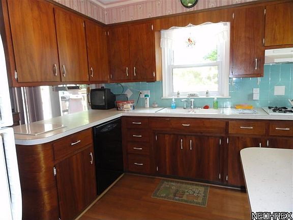 3rd image of 140 Edgehill Dr