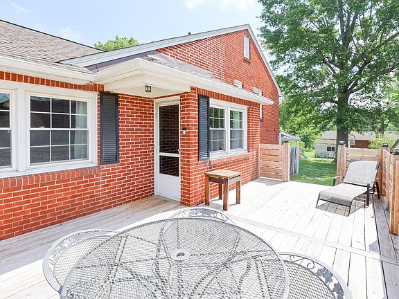 4th image of 806 Usher St
