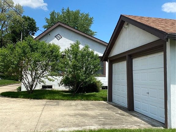 3rd image of 306 W Dodge Ave