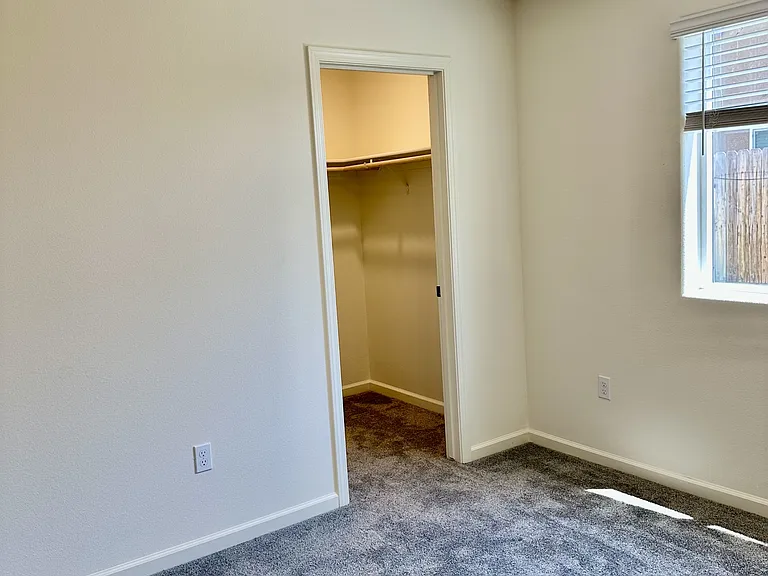 677 Country Pl — Photo 25