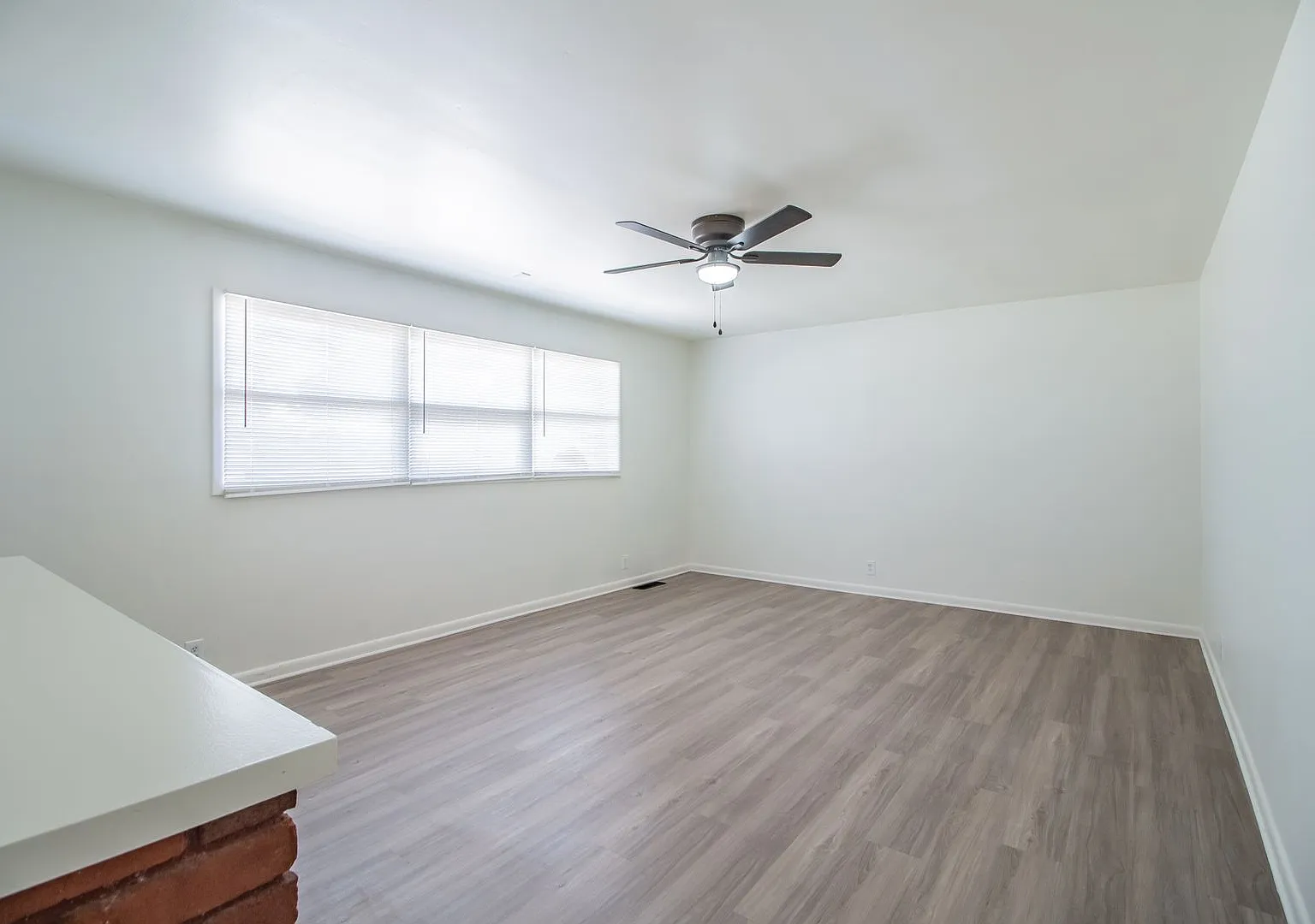 3 bedroom 2 bathroom just off University — Photo 4