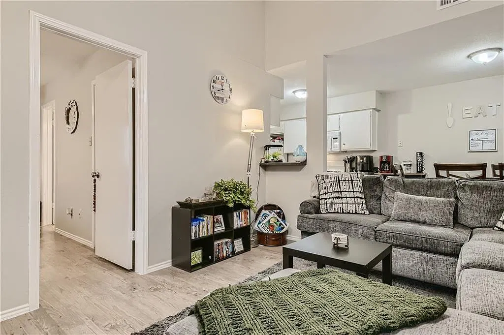 3 bed, 2.0 bath, 1063 sqft, $1,575 — Photo 2