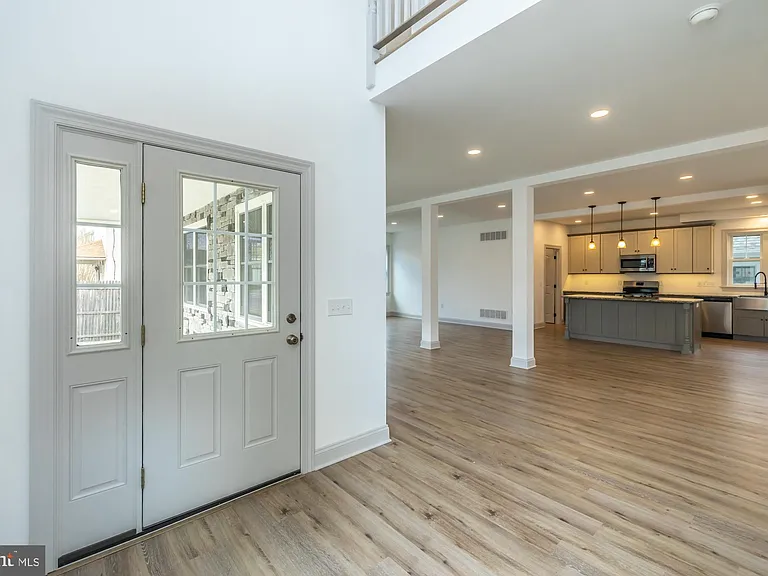 411 James St — Photo 8