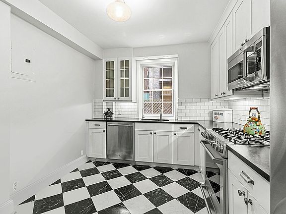 4th image of 45 E 9th St #4