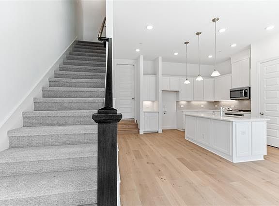 3rd image of 2921 Troutt Dr