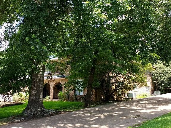 2nd image of 814 River Oaks Dr