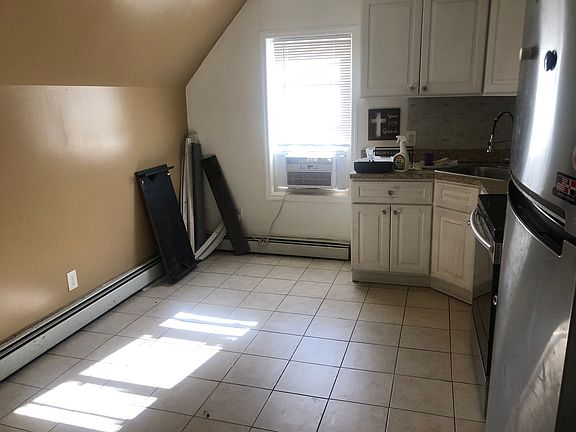 5th image of 317 S 6th Ave Floor 2