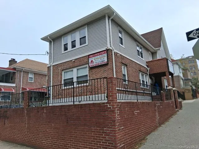 5 bed, 2.0 bath, 2322 sqft, $6,200 — Photo 2