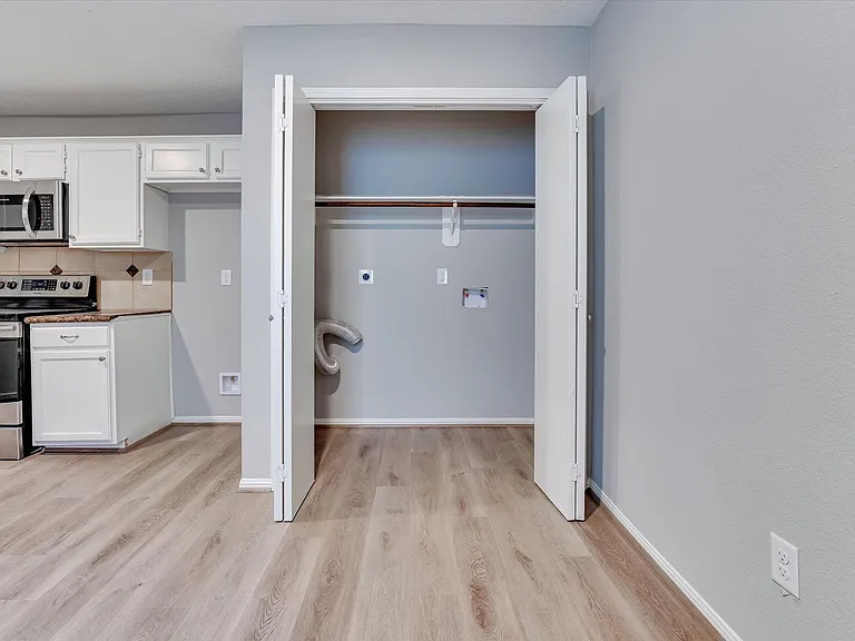 9407 Stockwell Dr — Photo 13