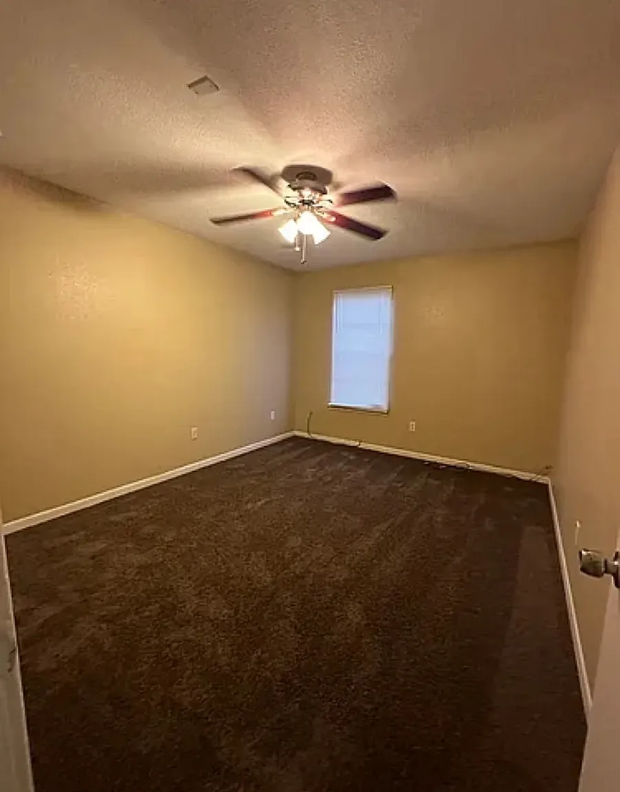4 bed, 2.5 bath, 1800 sqft, $1,800 — Photo 3