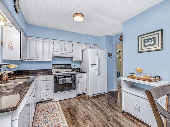 4th image of 939 Tollgate Dr