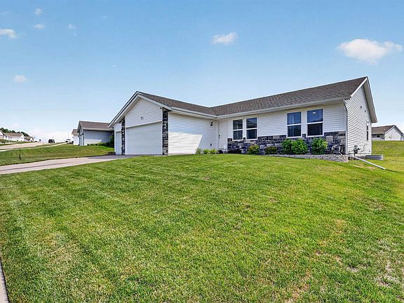 4th image of 3150 Emerald Dr