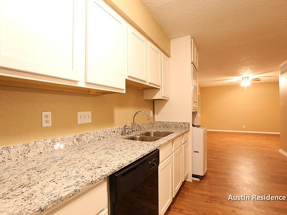 4th image of 2808 Salado St #200