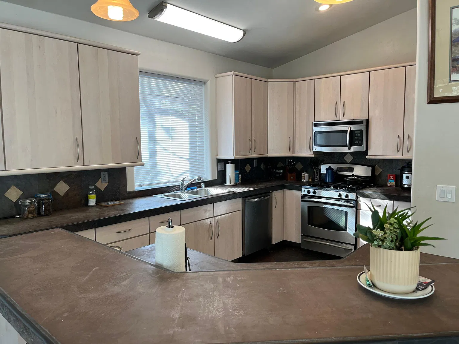 4 bed, 2.5 bath, 2247 sqft, $4,100 — Photo 3