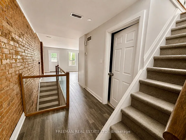 342 Howland Ave #UPPER — Photo 10
