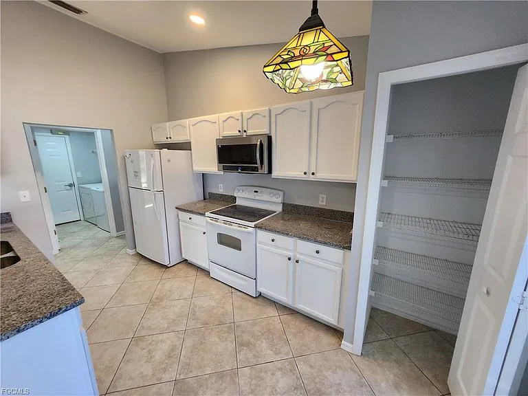 4126 SW 8th Pl — Photo 3