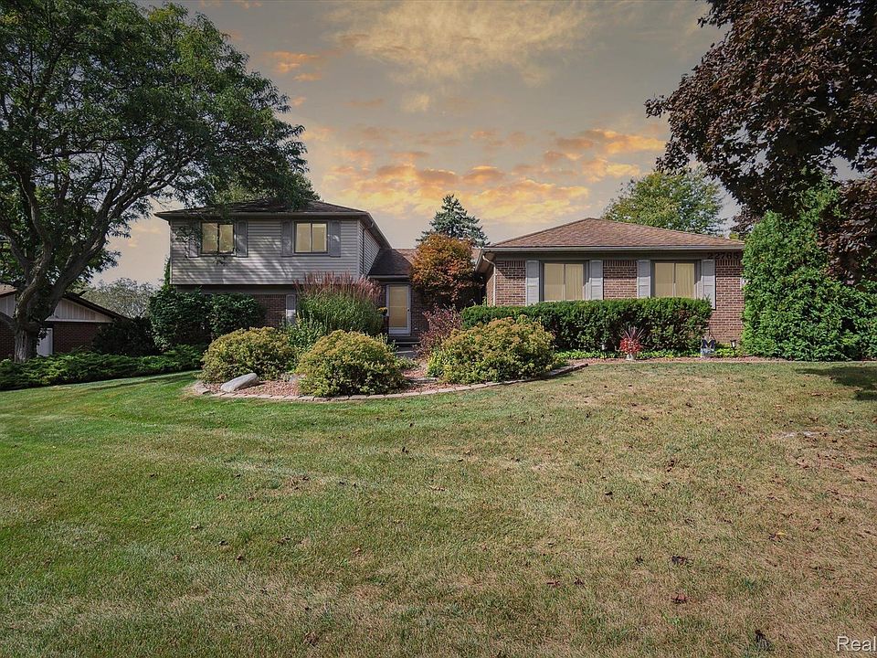 1st image of 22765 Clear Lake Dr