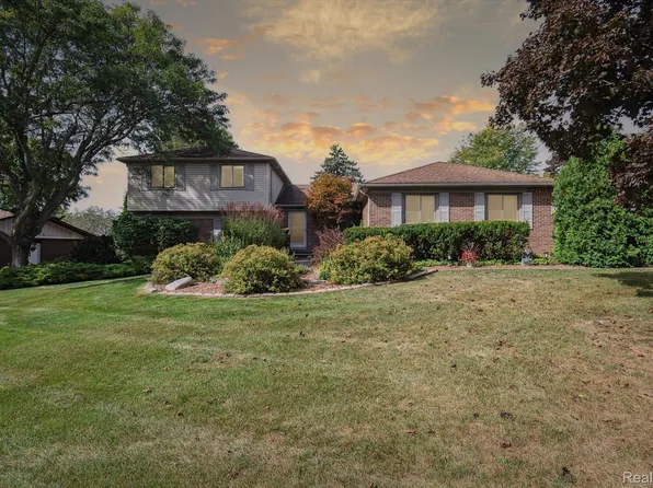 22765 Clear Lake Dr, Farmington Hills, MI 48335