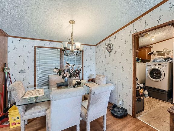 5th image of 127 Hillcrest Cir