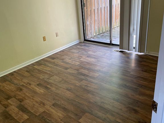 5th image of 424 Eastley Ct #D