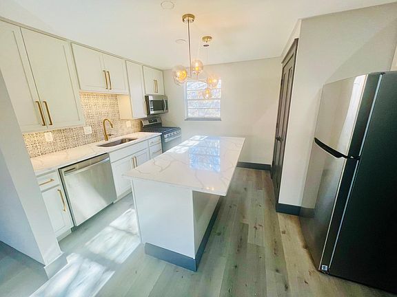 2nd image of 1540 Glenn Ave #B