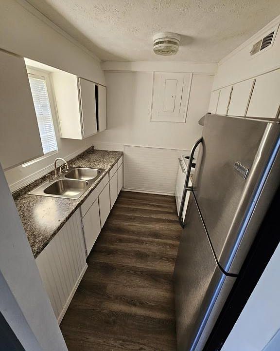 1st image of 1965 Summer St APT B3