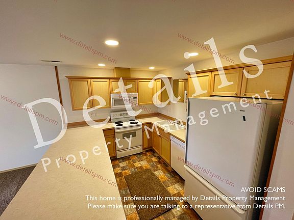 5th image of 106 NE Tucannon Ct