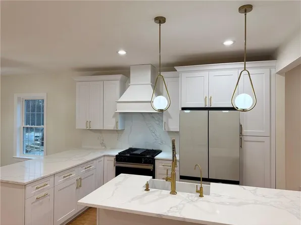 1404 Hunting Hill Dr, Cumberland, RI 02864