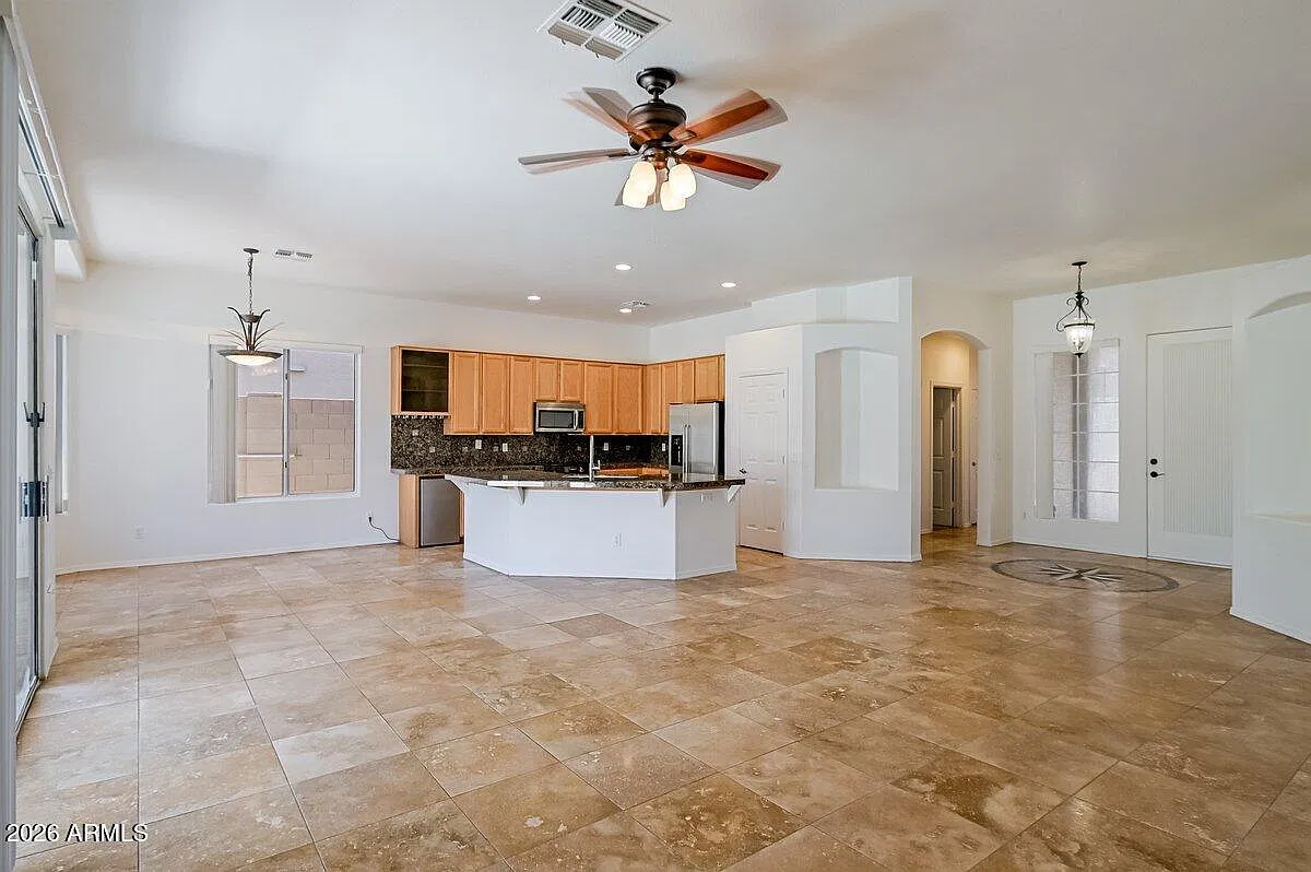 3 bed, 2.0 bath, 1722 sqft, $3,000 — Photo 2