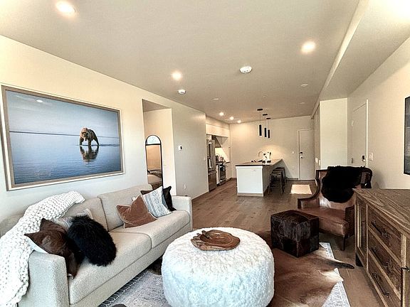 3rd image of 86 Serpentine Cir Suite 102