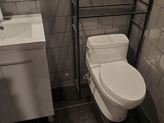 4th image of 8 Scholes St #1