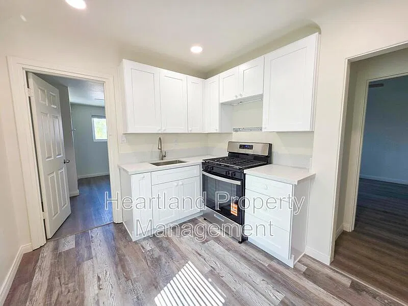 2 bed, 1.5 bath, 900 sqft, $2,325 — Photo 3
