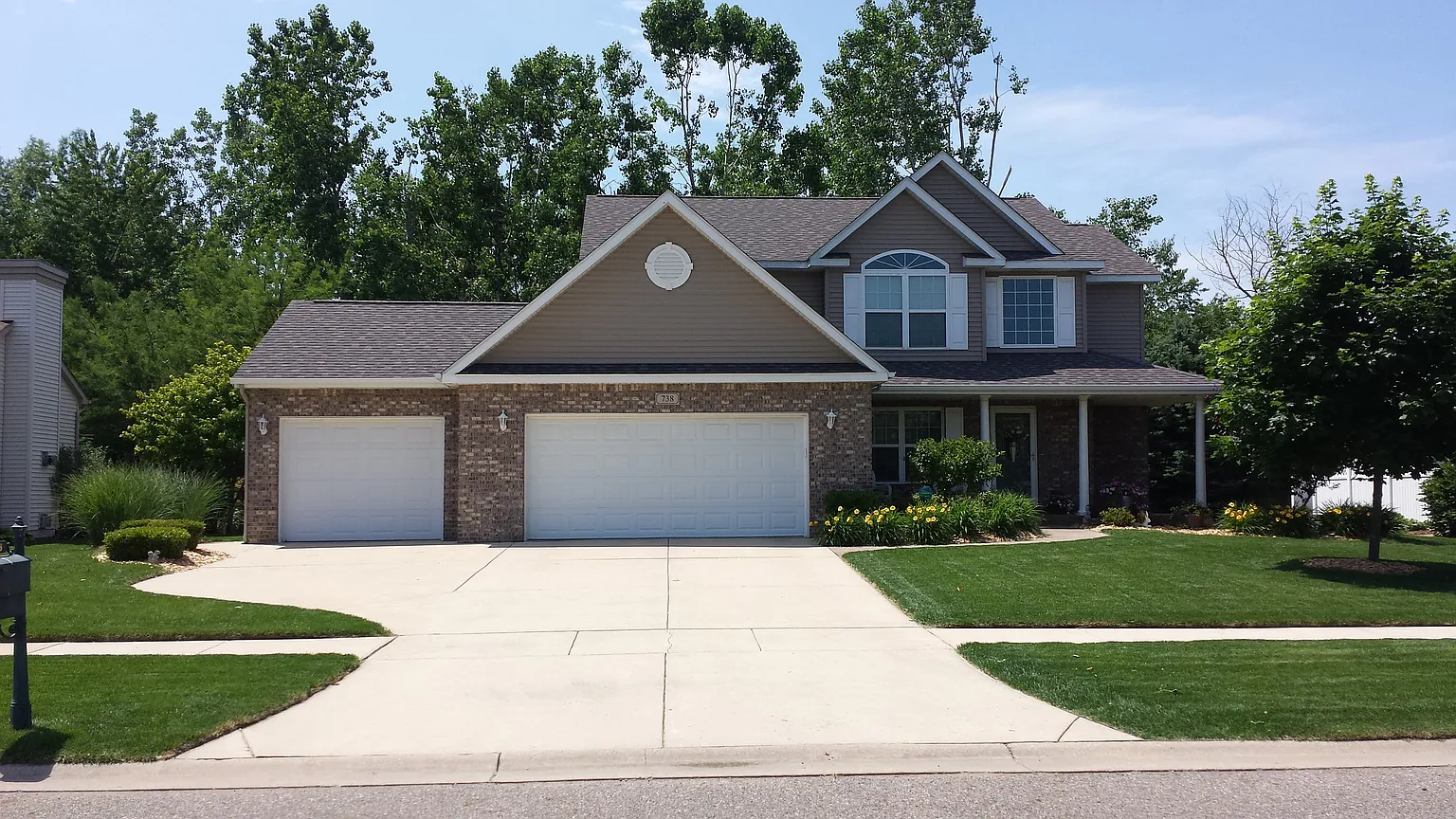 738 Laurelwood Dr photo 1