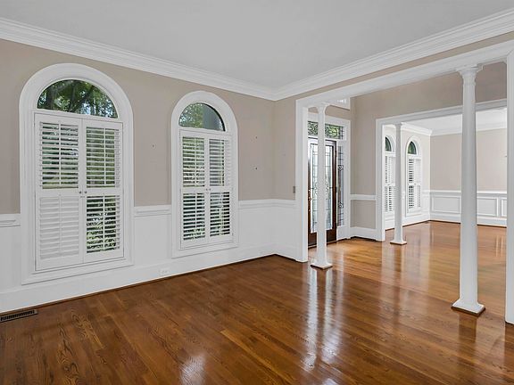4th image of 369 Alexander Cir