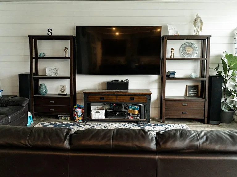 2543 N Drexler Dr — Photo 2