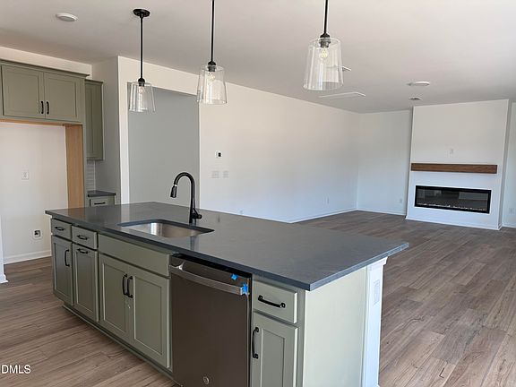 5th image of 913 Fetching Pl #376