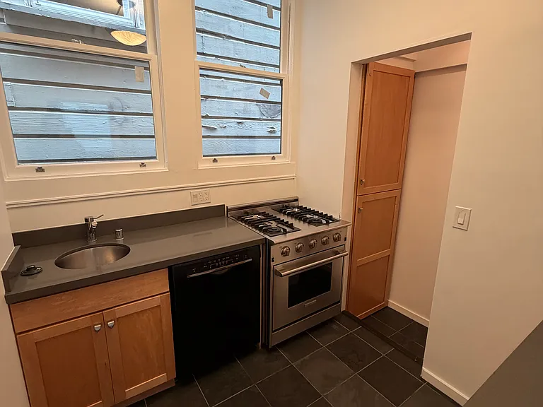 1152 Green St — Photo 8