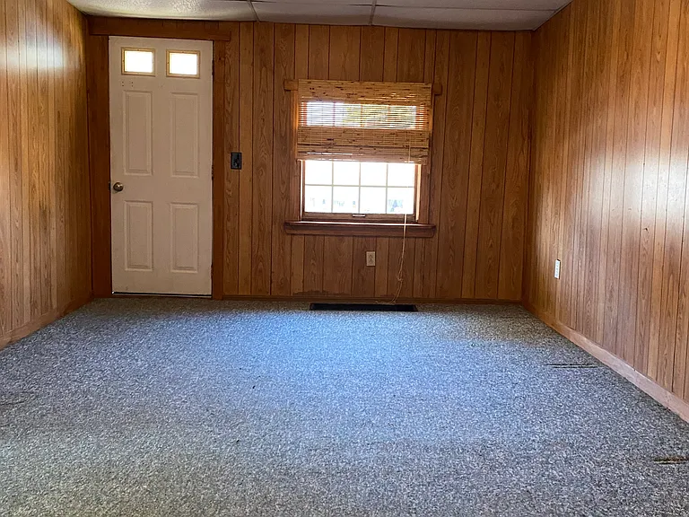 982 Hall Ave — Photo 2