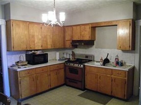 2nd image of 922 W Tuscarawas Ave