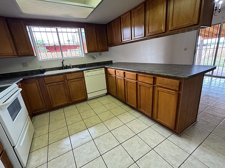 1281 N Catalina Dr — Photo 11