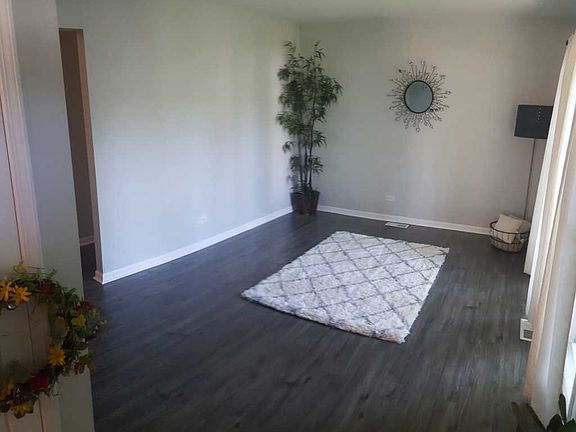 4th image of 404 Singapore Ln