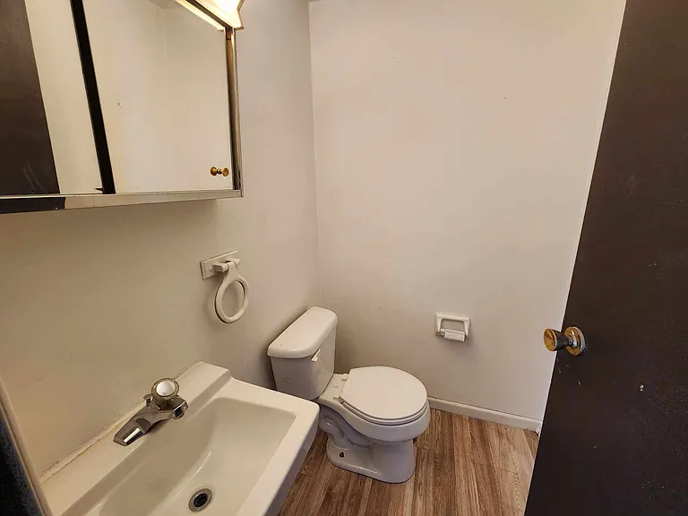 437-439 Lyle Dr — Photo 3
