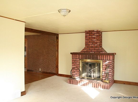 3rd image of 901 W 6th St