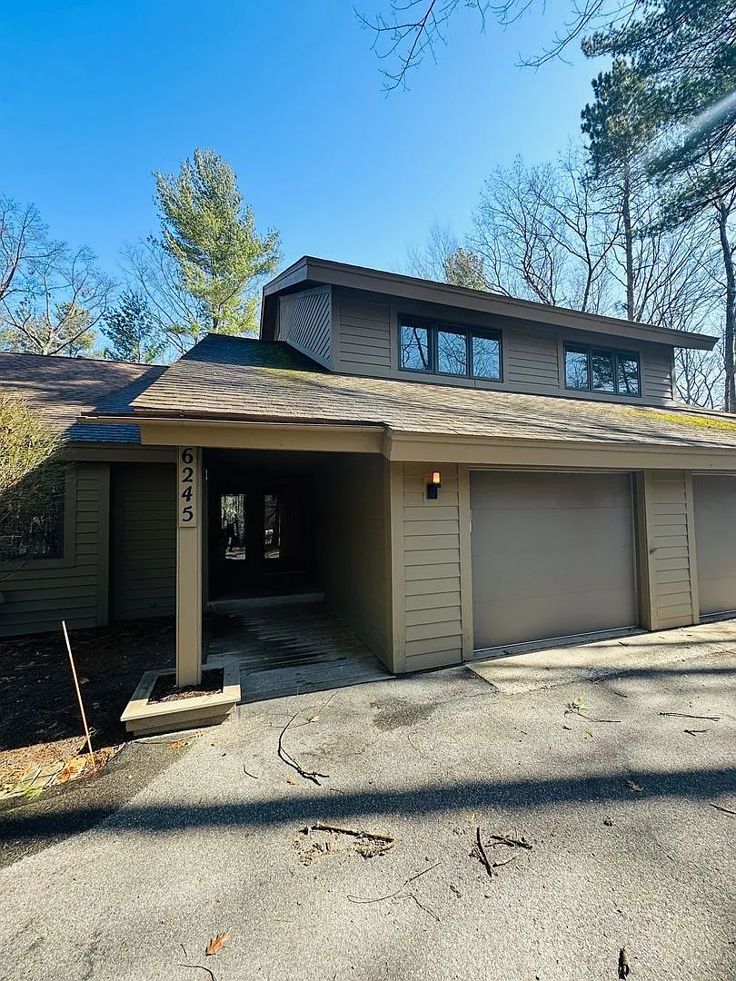 Building Photo - 6245 Summit Ct