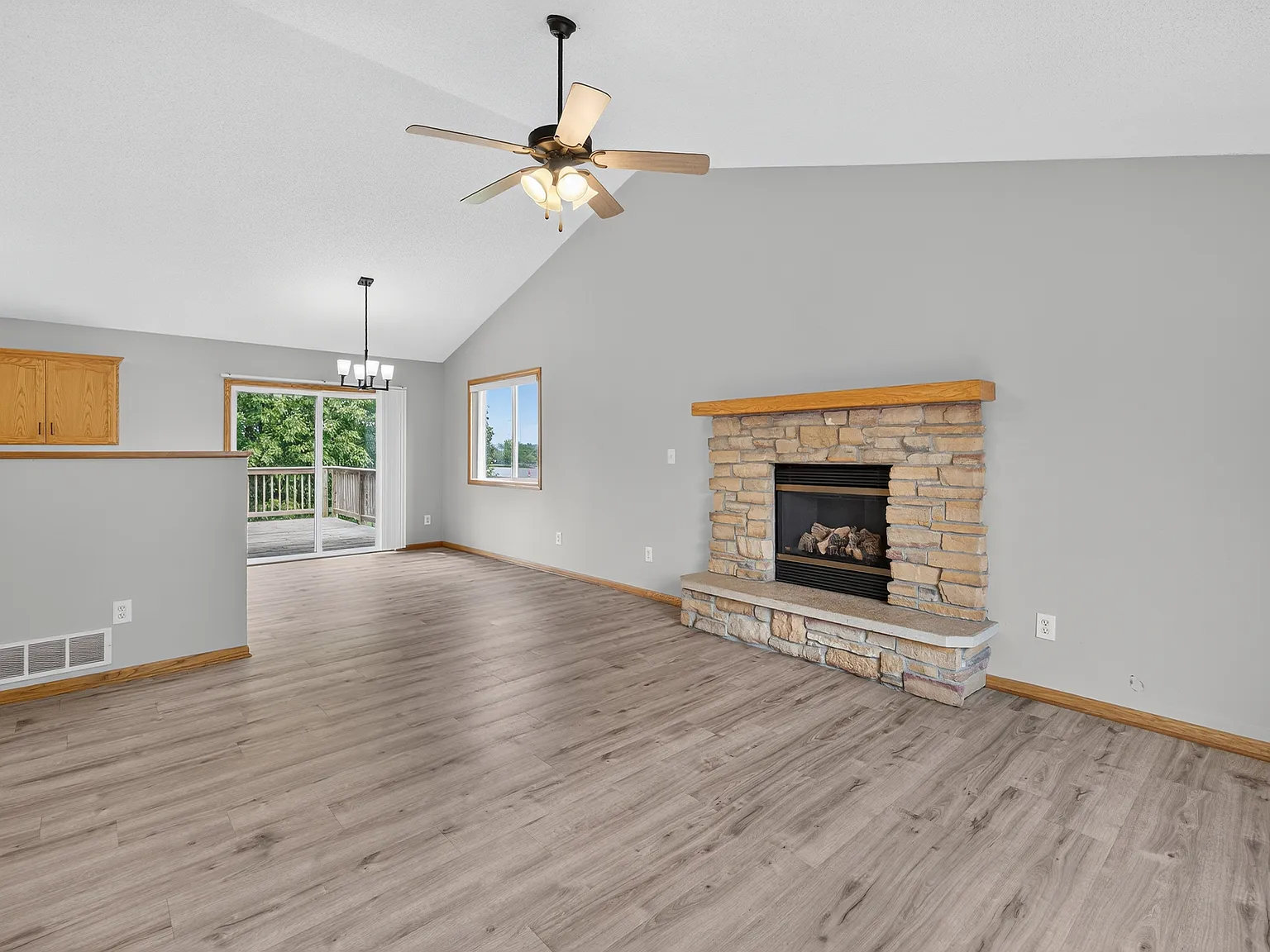 4 bed, 2196 sqft, $2,400 — Photo 4