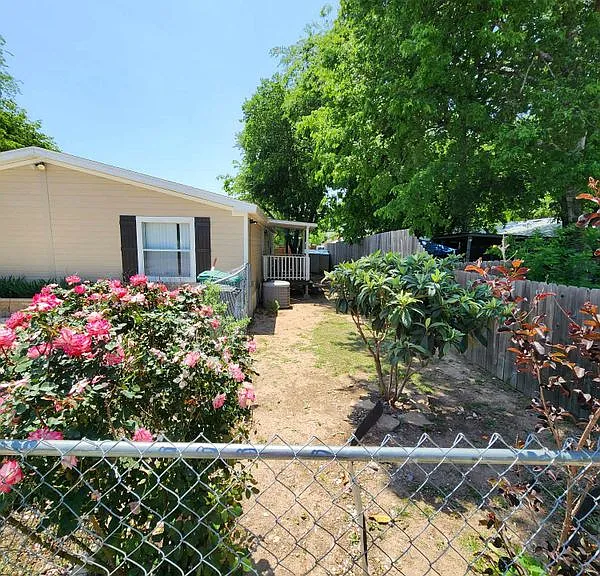 922 Ashwood St — Photo 8