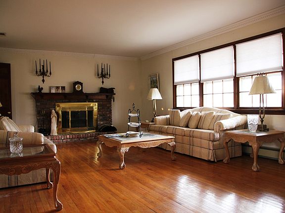 4th image of 32 Heritage Dr