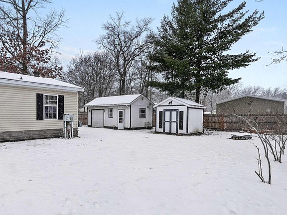 3rd image of 835 Crestwood Ln