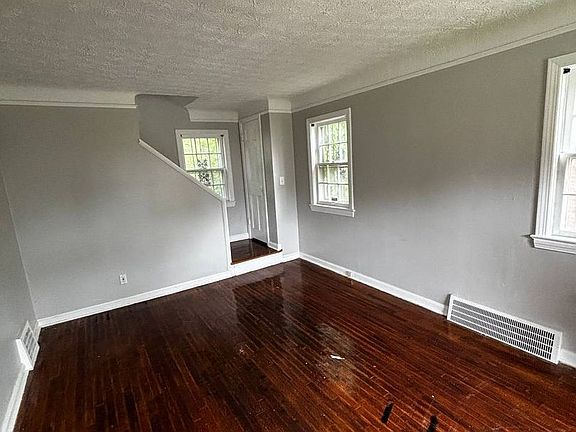 4th image of 17519 Throckley Ave
