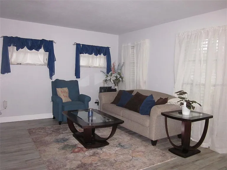 4902 Country Aire Ln — Photo 3